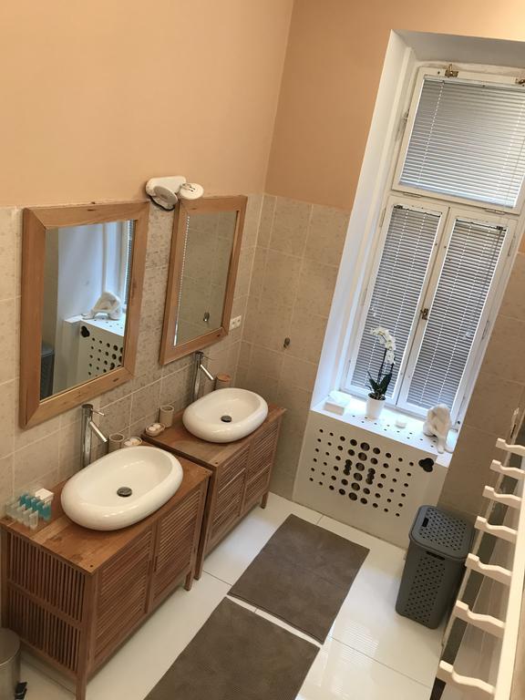 Apartments Resslova By The Dancing House Prague Phòng bức ảnh